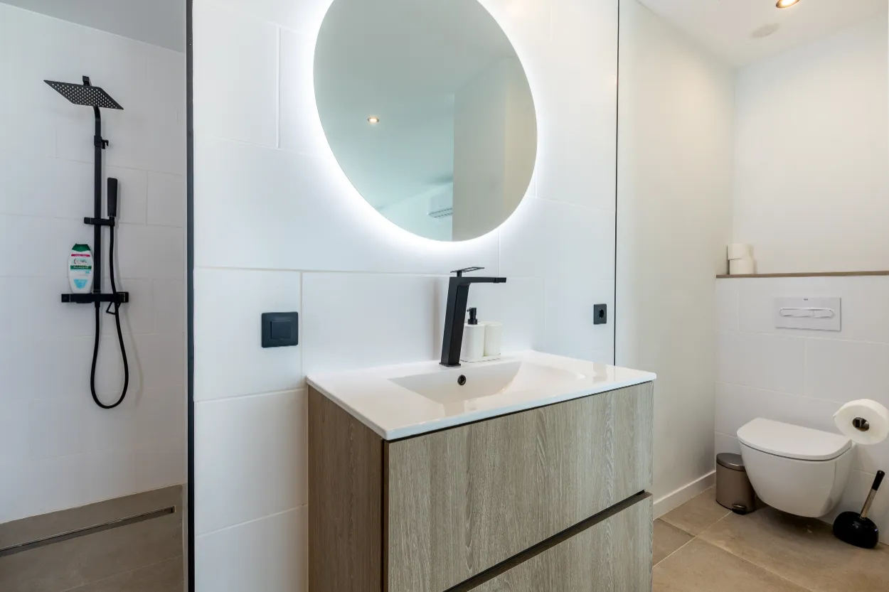 Vista del Silencio - bathroom-with-round-mirror